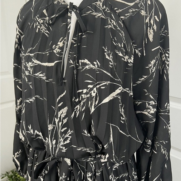 H&M Women’s Black White Floral Pleated 3/4 Sleeve Tie Waist Midi Dress - Picture 4 of 9